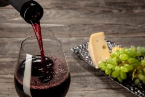 vinos de selección servido en copa con queso y uvas