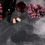 vinos de selección, sobre mesa con uvas servido en una copa